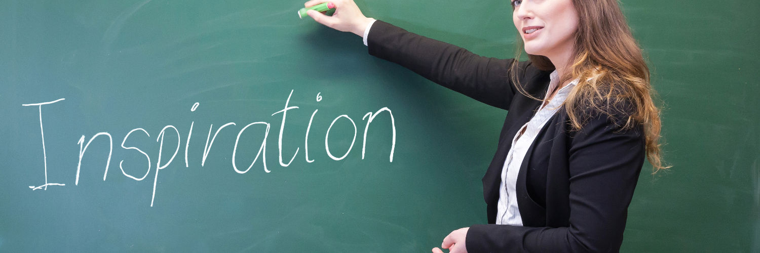 Kvinde skriver på tavle: "Inspiration"