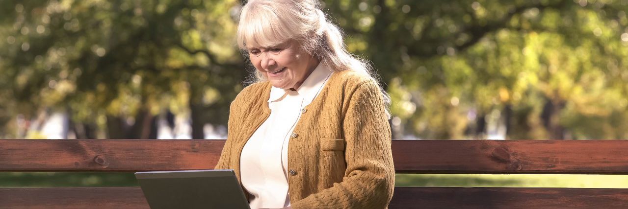 Kvinde kigger på computer