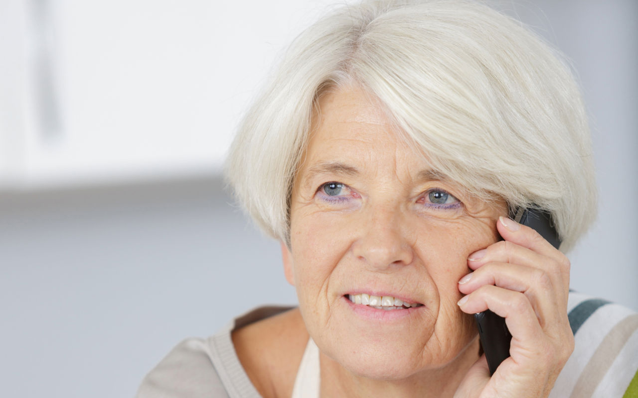 Kvinde taler i telefon.