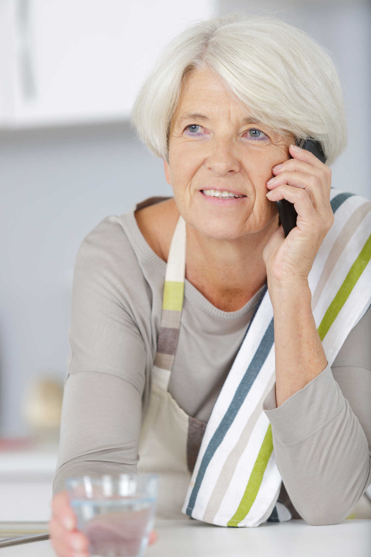 Kvinde taler i telefon.