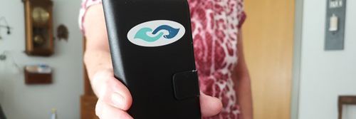 Demenssymbolet vises frem på forsiden af et mobilcover