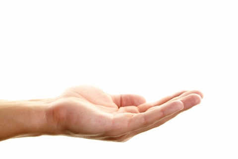 En hånd rækker ud med hvid baggrund